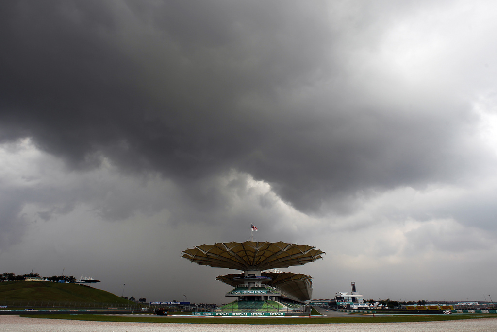 De tunge skyer trak ind over Sepang kort før start
(Foto: Caterham F1 Team)